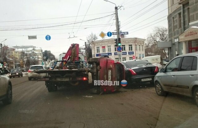 В Кирове «Лада Калина» упала с эвакуатора и «раздавила» Jaguar 