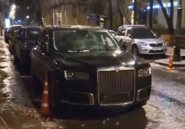 В Москве упавшая с крыши глыба льда повредила припаркованный Aurus