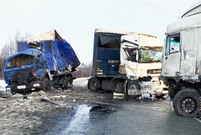 В Пензенской области столкнулись три грузовика и автобус 