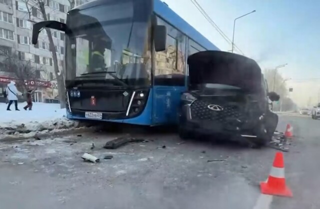 Три человека пострадали в массовом ДТП с участием автобусов в Красноярске