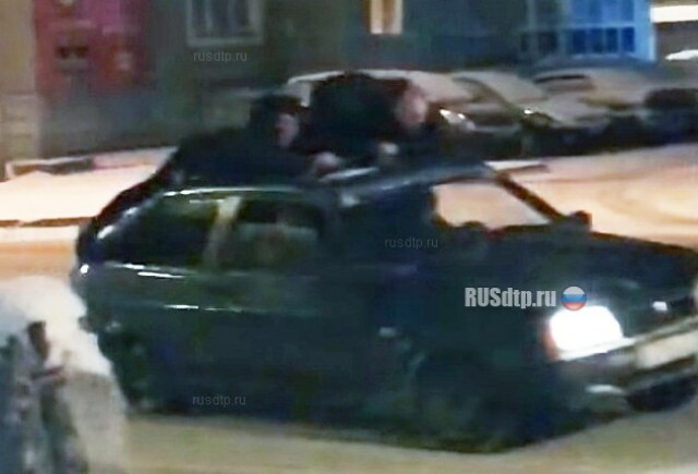 В Брянской области две девушки разбились, катаясь на крыше автомобиля 