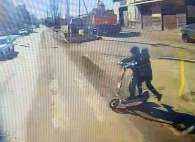 «Один сбежал, другой госпитализирован»: двое детей на электросамокате попали под автобус в Красноярске