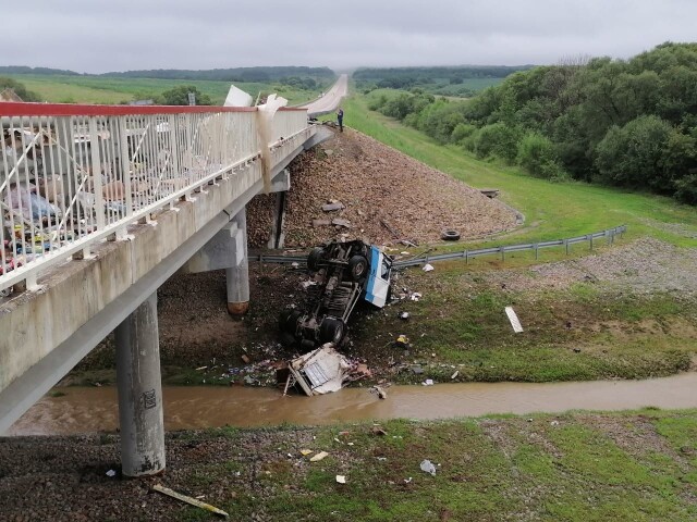 В Приморье пьяный водитель столкнул фуру с моста: погибли два человека 