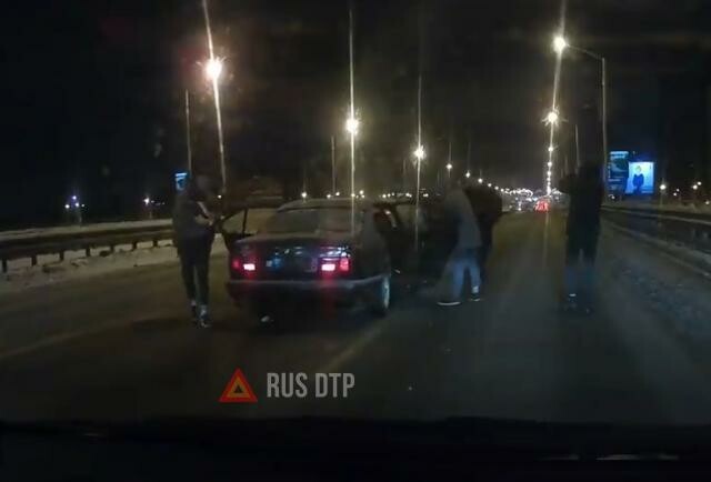 BMW врезался в отбойник в Минске
