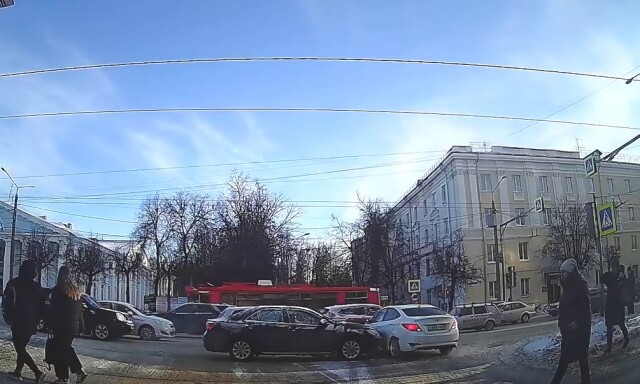 Во Владимире водитель пытался проскочить перекресток на желтый, но передумал и устроил ДТП 