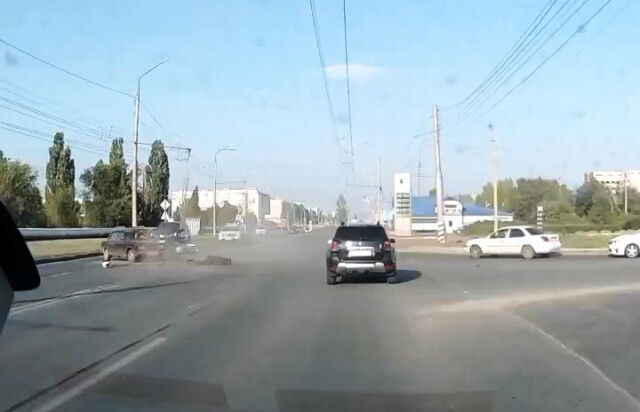 Момент ДТП в городе Балаково: ВАЗ-2107 выезжал со второстепенной и не пропустил мотоциклиста 