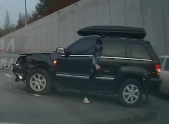 Момент ДТП в Казани: водитель прозевал стоящую посреди дороги машину