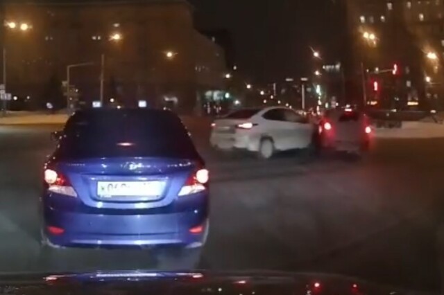 В Новосибирске водитель автомобиля Kia Rio пытался проскочить перекресток на красный и попал в ДТП 