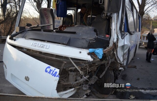 Skoda уничтожилась об автобус 