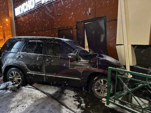 «Два гамбургера и картошку фри»: в Красноярске автомобиль врезался в стену ресторана быстрого питания 