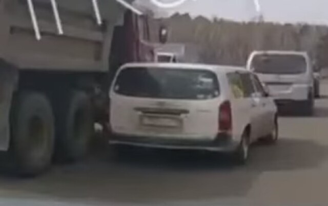 ДТП под Иркутском: водитель универсала упорно пытался подлезть под грузовик 