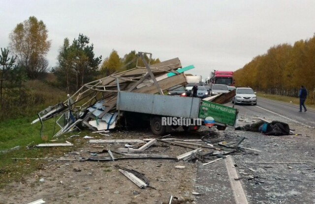Под Нижним Новгородом грузовик с щебнем раздавил два автомобиля 