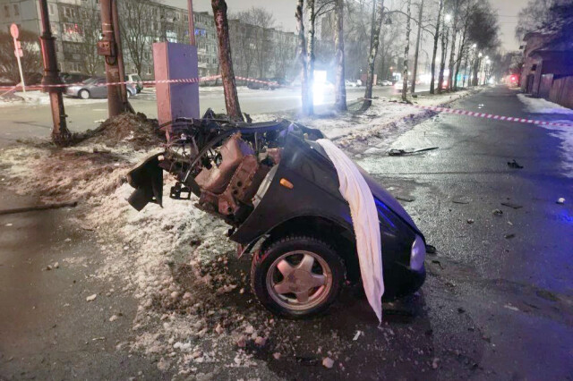 «Ладу» разорвало на части в результате ДТП в Вологде 