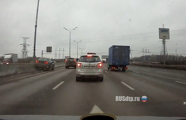 Два упрямца пободались на МКАДе 