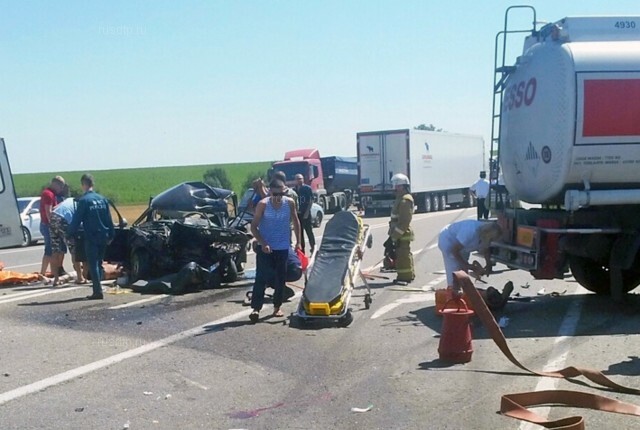 Два человека погибли в массовом ДТП с участием бензовоза на Кубани 