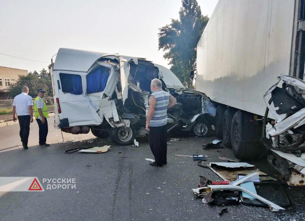 Маршрутка врезалась в грузовик на Кагальницком шоссе в Азове