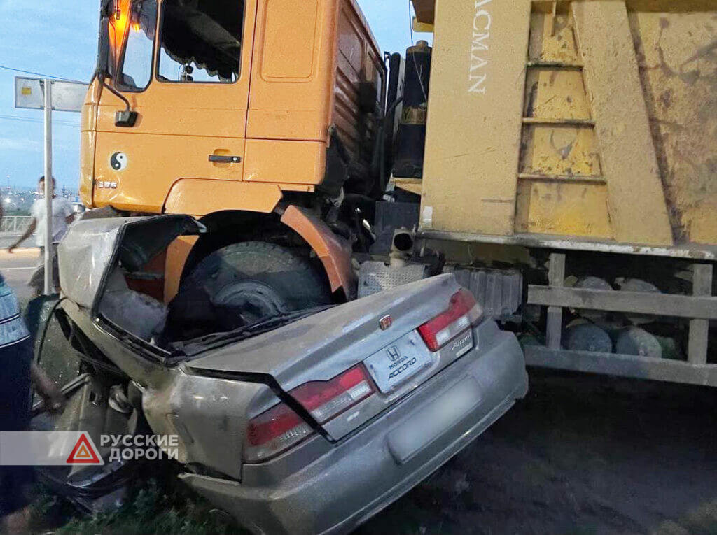 В Туве грузовик с отказавшими тормозами въехал в машину с семьей