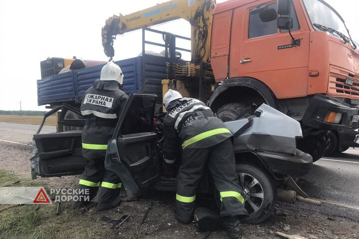 Водитель и пассажирка «Жигулей» погибли под встречным КАМАЗом