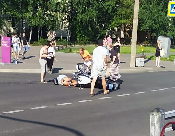 Девушка-мотоциклистка едва не погибла в ДТП в Петербурге