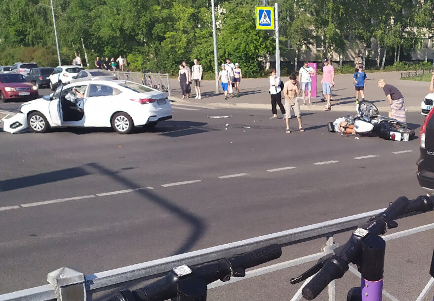 Девушка-мотоциклистка едва не погибла в ДТП в Петербурге