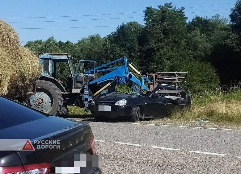 На Кубани пожилой тракторист врезался в машину с двумя девушками