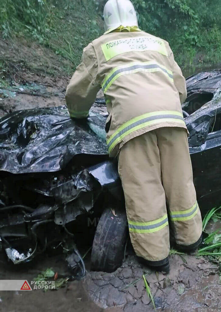 В Калужской области водитель и пассажир погибли, упав на автомобиле в реку