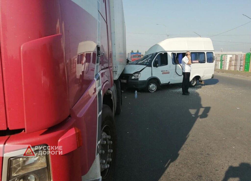 Маршрутка врезалась в грузовик на Кагальницком шоссе в Азове