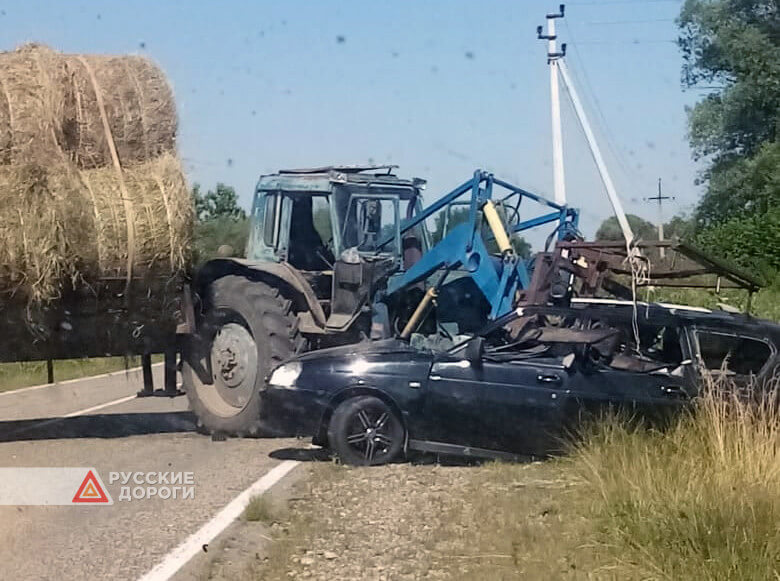 На Кубани пожилой тракторист врезался в машину с двумя девушками