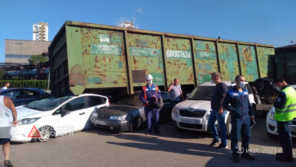 В Череповце вагоны сошли с рельсов и повредили три автомобиля