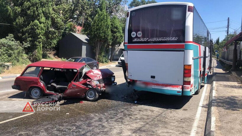 ВАЗ-2104 столкнулся с автобусом на трассе Ялта — Севастополь