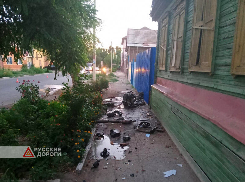 В Астрахани 20-летний парень на «четырнадцатой» врезался в столб