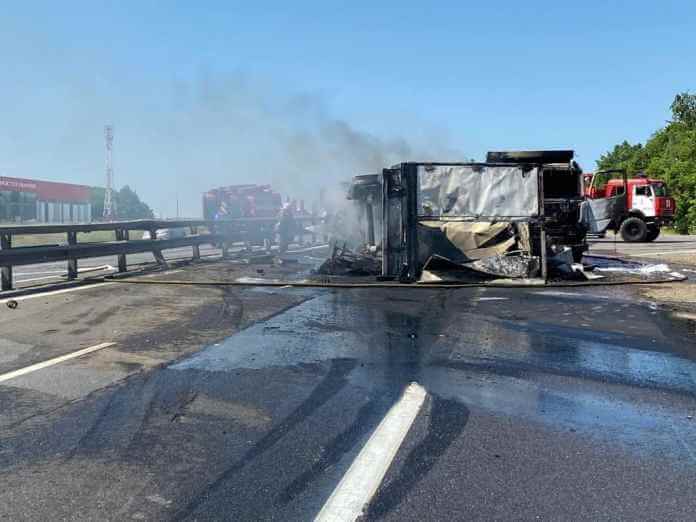 Два грузовика столкнулись и загорелись на трассе М-5 под Рязанью