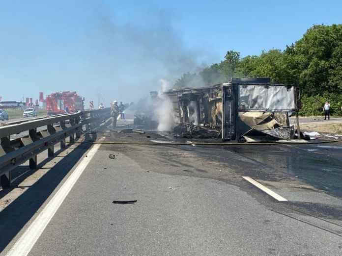 Два грузовика столкнулись и загорелись на трассе М-5 под Рязанью