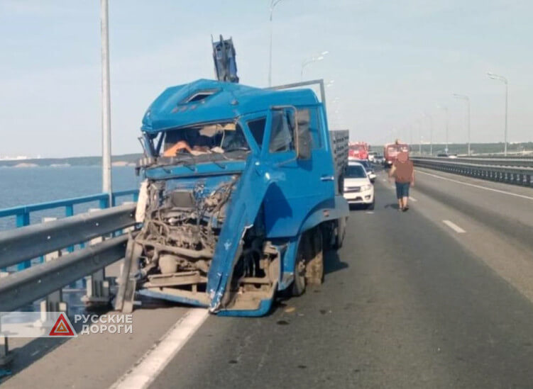 КАМАЗ смял машину с семьей на мосту в Ульяновске