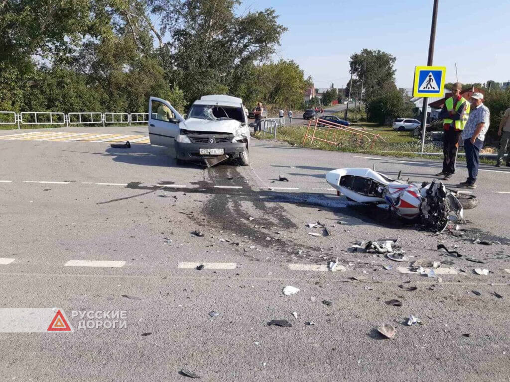 Renault Logan и мотоцикл столкнулись в Чебаркульском районе