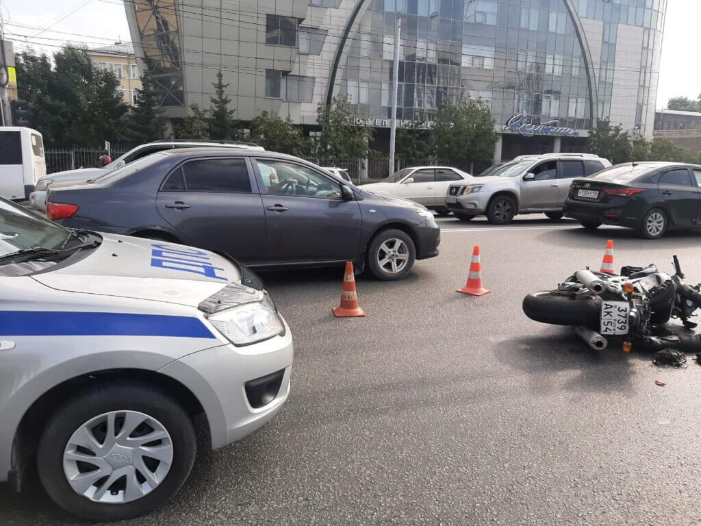 Мотоциклист разбился в Октябрьском районе Новосибирска