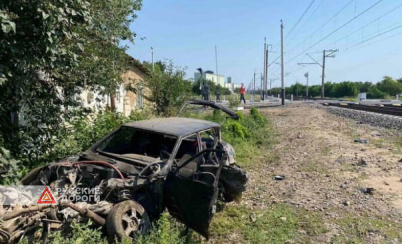 ВАЗ-2114 столкнулся с поездом в Крыму
