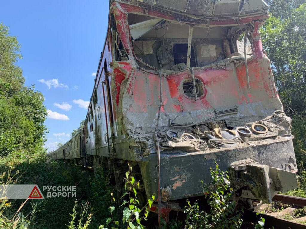 Поезд столкнулся с цементовозом в Калужской области