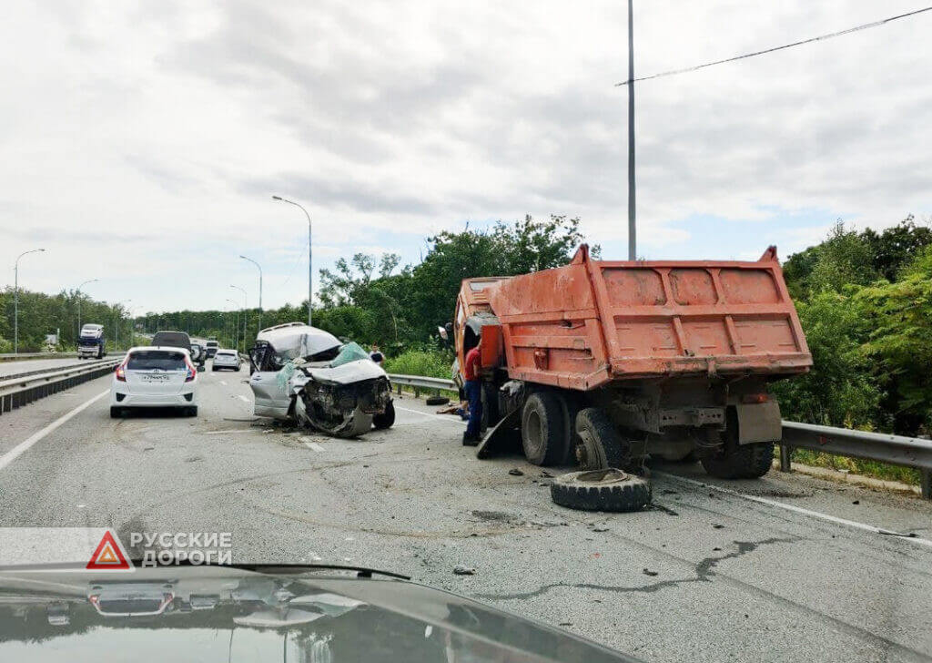 Четыре автомобиля столкнулись на трассе под Владивостоком