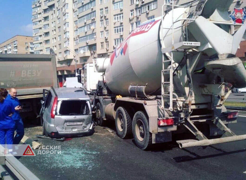 Три автомобиля столкнулись на Ленинградском проспекте в Москве