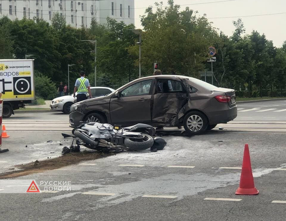 Мотоциклист тяжело пострадал в ДТП в Москве