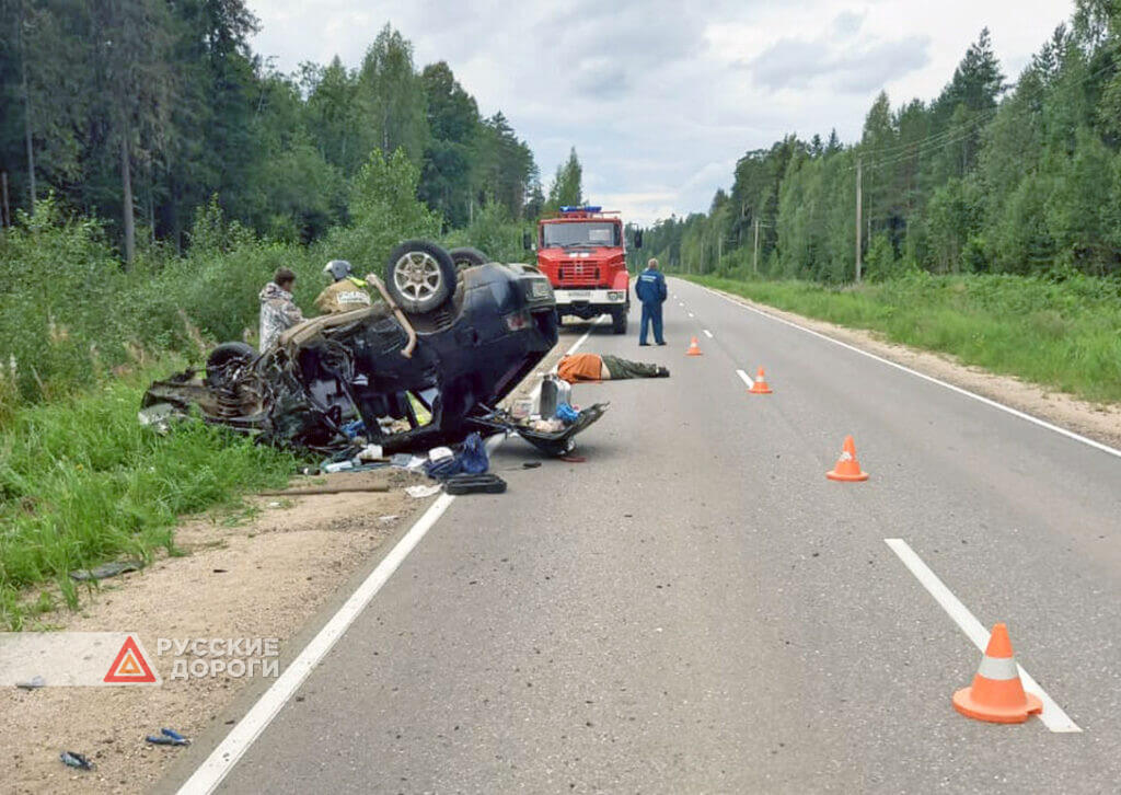 В Тверской области ВАЗ-2112 врезался в стоящую на обочине «Шкоду»