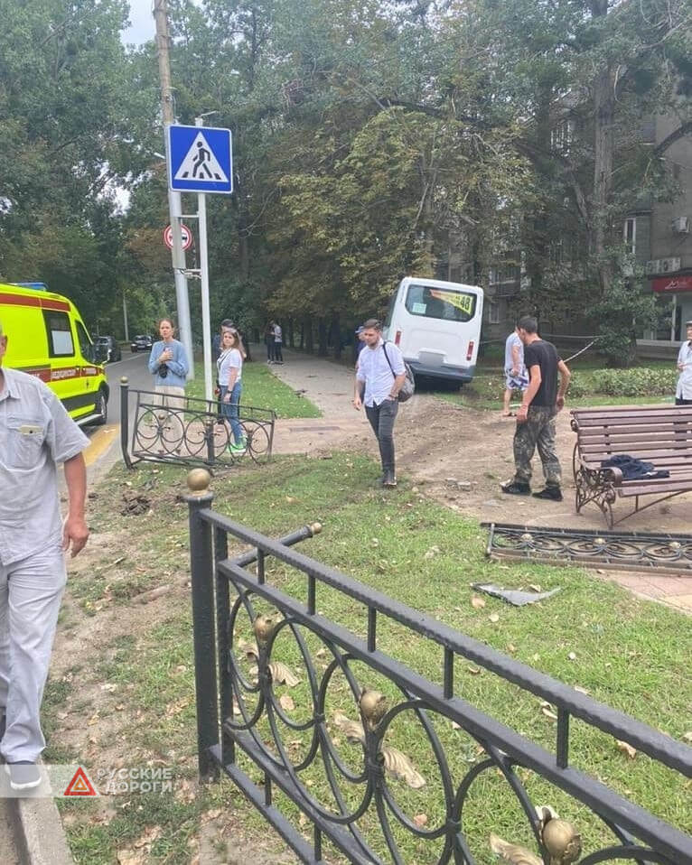 В Ставрополе маршрутка врезалась в дерево