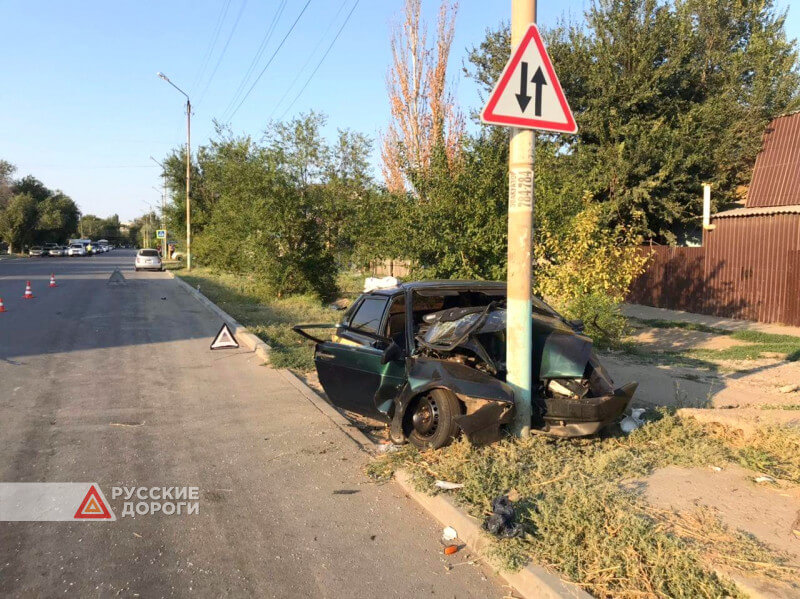 В Астрахани уснувший водитель врезался в столб. Погибла пассажирка