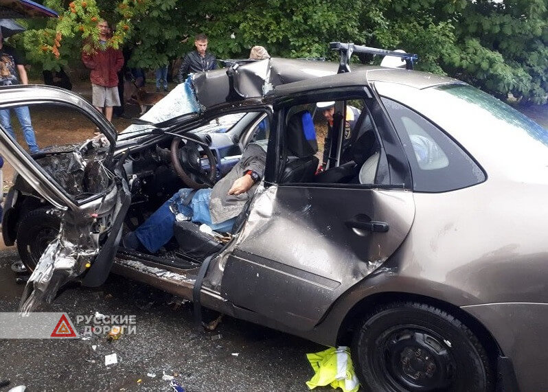 В Пскове в ДТП с участием грузовика и легкового автомобиля погиб человек
