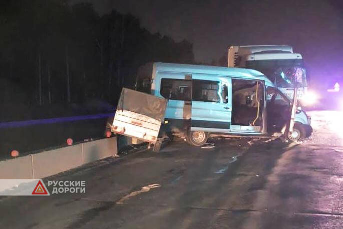 Микроавтобус столкнулся с фурой на Гусинобродском шосссе в Новосибирске