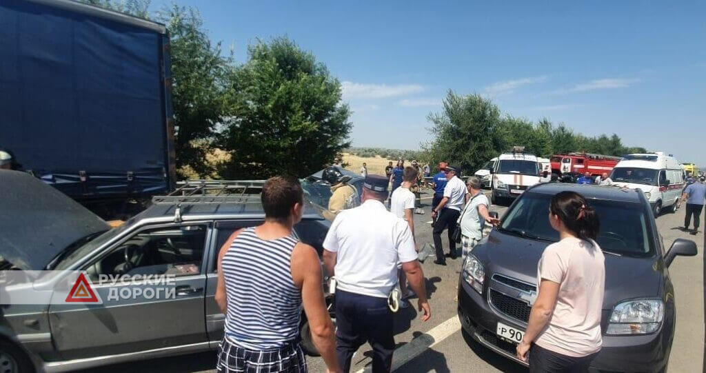 Дети погибли в массовом ДТП на трассе М-4 в Ростовской области