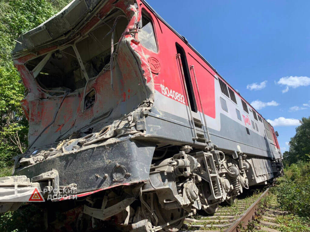 Поезд столкнулся с цементовозом в Калужской области