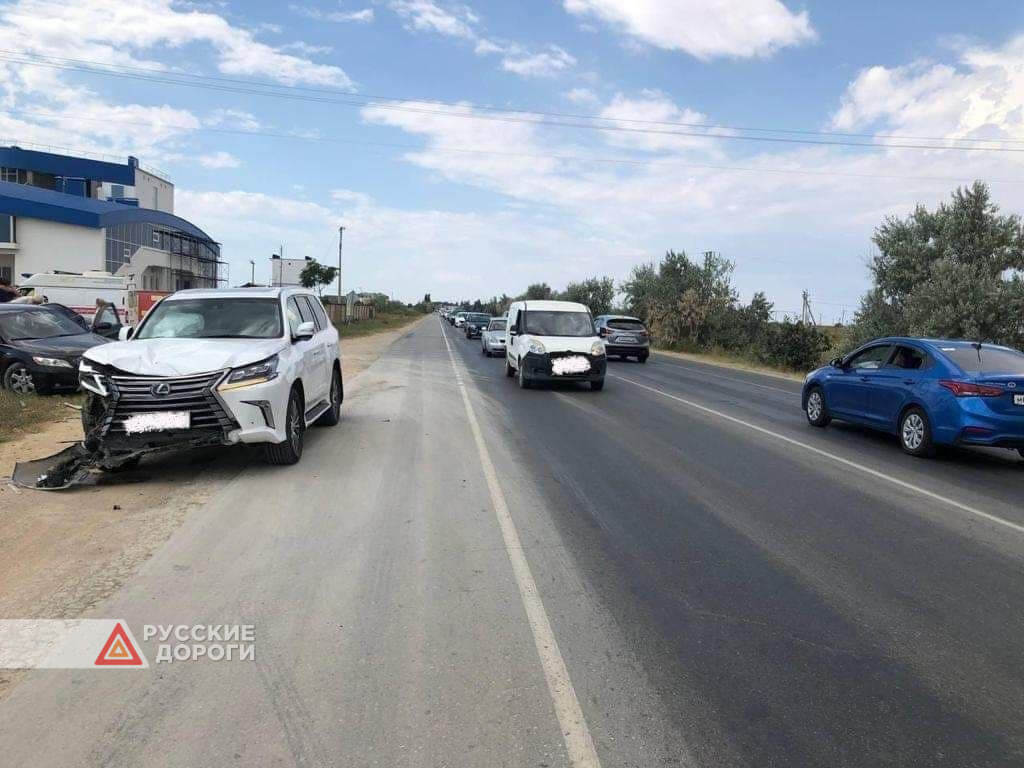 В Крыму произошло ДТП с участием Toyota Camry и Lexus LX570