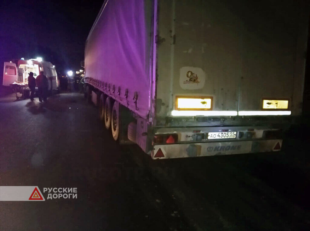 Два грузовика смяли &#171;Тойоту&#187; на трассе в Новосибирской области